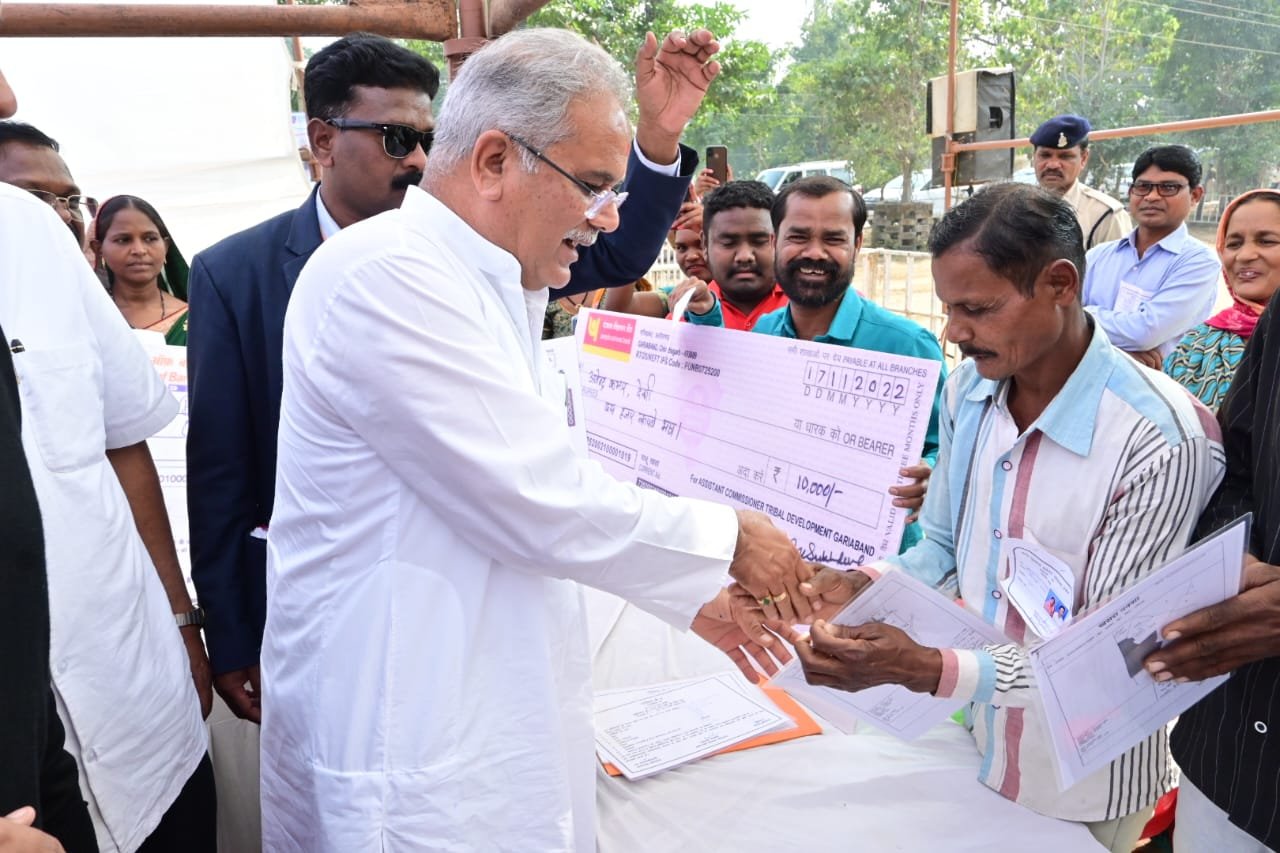 CM Baghel distributed goods and cheques of financial aid to the beneficiaries in the Bhent-Mulaqat program organized at Chhura 1 WhatsApp Image 2022 12 05 at 00.17.30