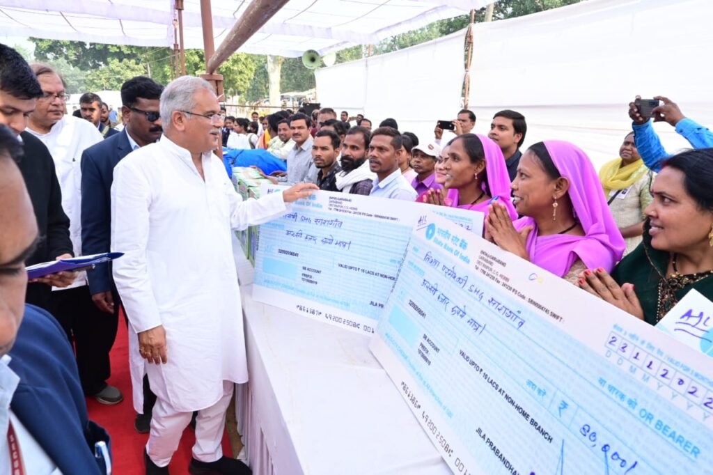 CM Baghel distributed goods and cheques of financial aid to the beneficiaries in the Bhent-Mulaqat program organized at Chhura 3 WhatsApp Image 2022 12 05 at 00.17.31