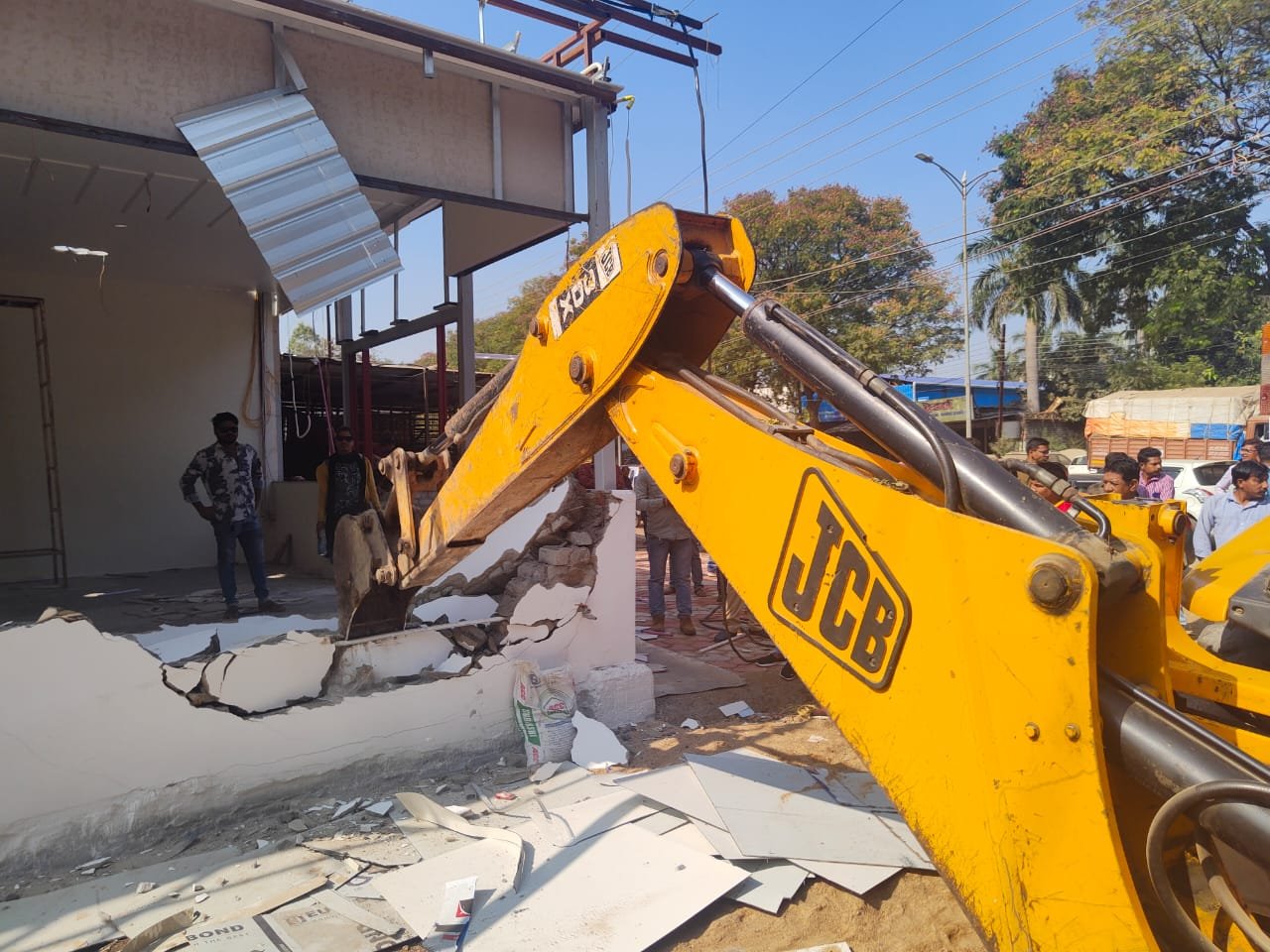 Bilaspur Municipal Corporation demolished restaurant built on government land 1 WhatsApp Image 2022 12 06 at 23.24.15