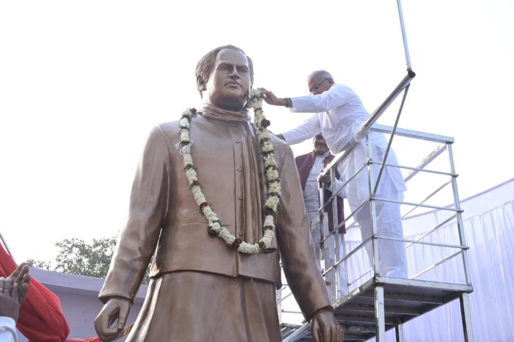 CM Baghel unveiled life size statue of former prime minister Rajiv Gandhi 2 IMG 20230117 WA0009