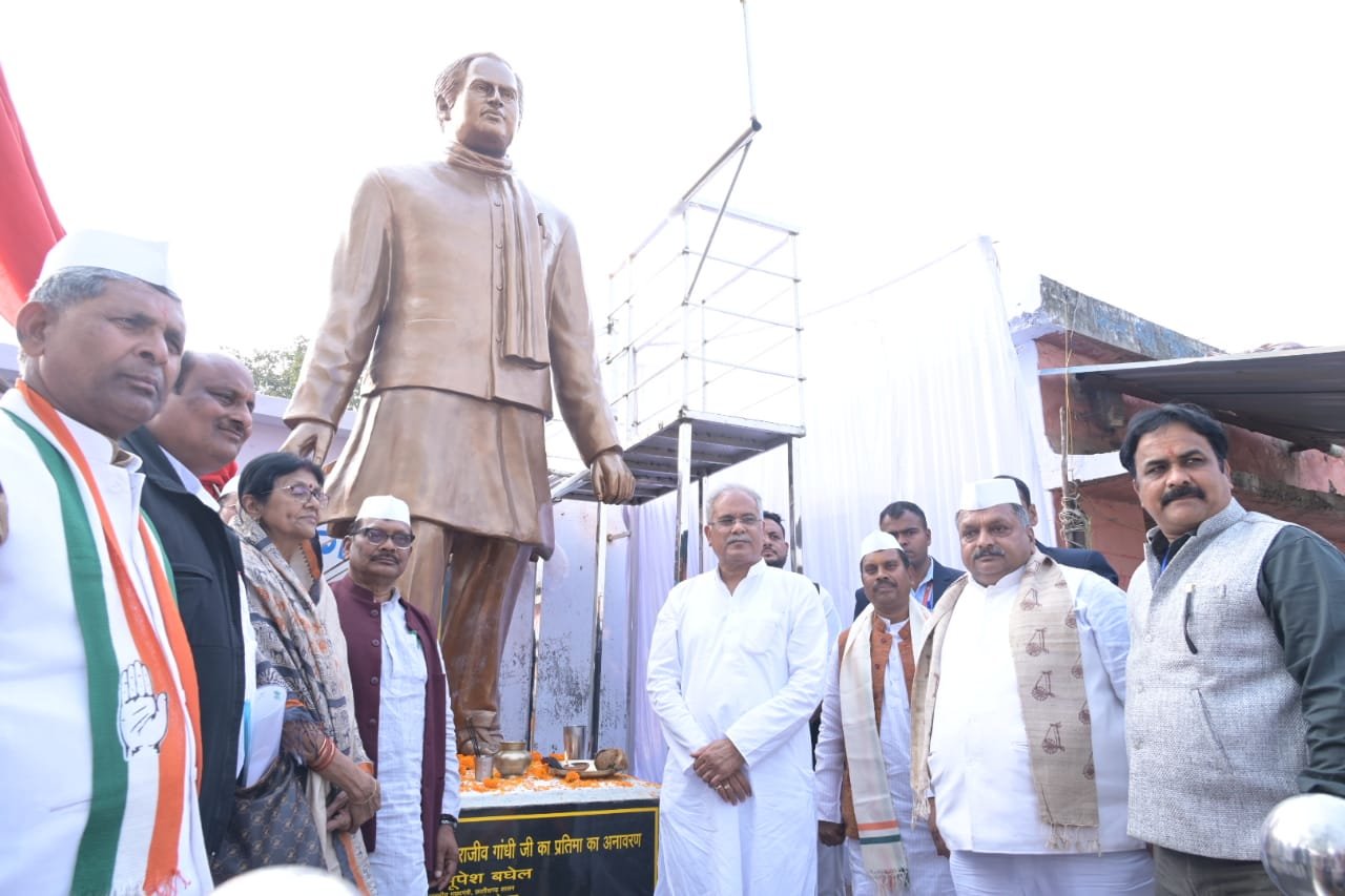 CM Baghel unveiled life size statue of former prime minister Rajiv Gandhi 1 IMG 20230117 WA0012