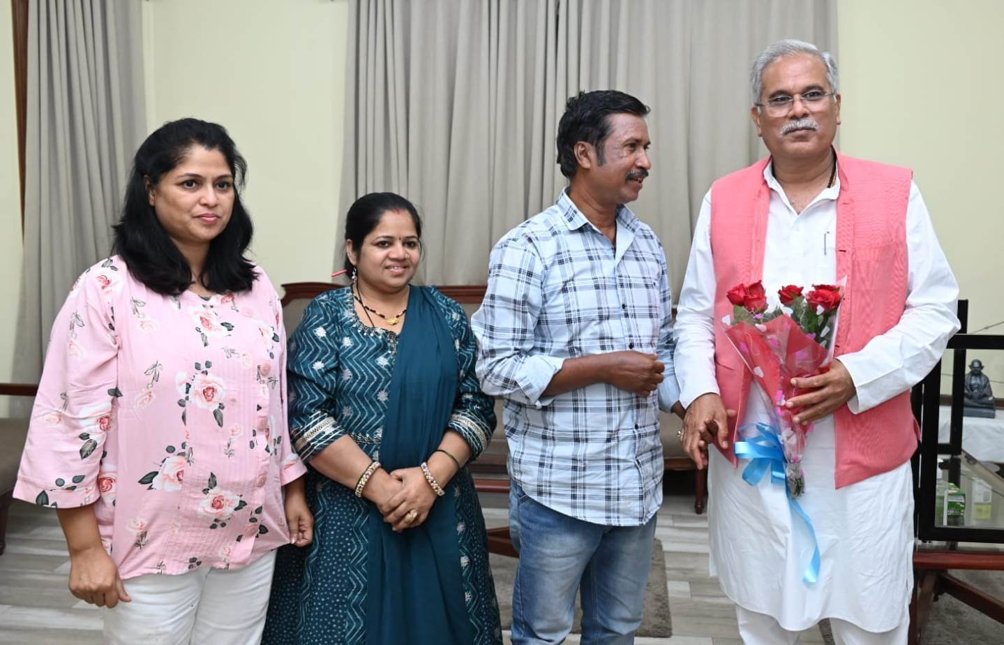 Wood craftsman Ajay Mandavi selected for prestigious Padma award paid a courtesy call on chief minister 1 WhatsApp Image 2023 02 03 at 13.44.44