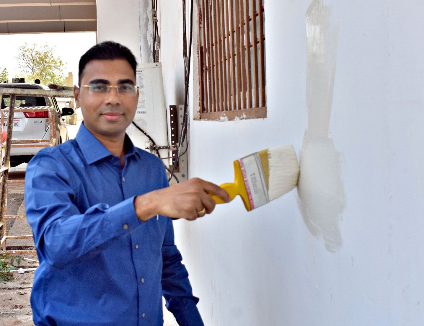 In a first, Balod's collectorate building being painted with cow dung-based natural paint 1 WhatsApp Image 2023 02 28 at 14.00.13