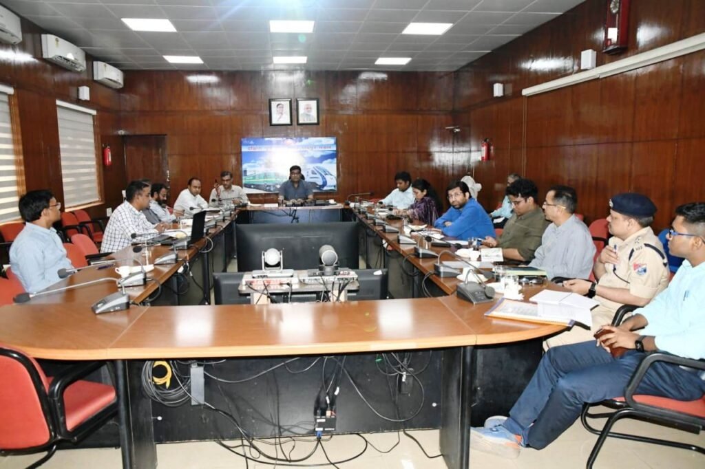 मंडल रेल प्रबंधक श्री संजीव कुमार की अध्यक्षता में मंडल राजभाषा कार्यान्वयन समिति रायपुर की 60वीं बैठक सपन्न 1 SAVE 20230322 072435