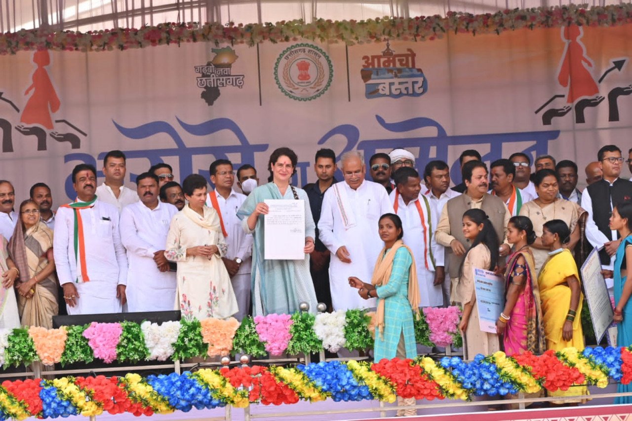 रायपुर : मुख्यमंत्री श्री भूपेश बघेल ने जगदलपुर में ’मुख्यमंत्री आदिवासी परब सम्मान निधि योजना’ का किया शुभारंभ 1 1681385791 cf9da5d7a5c46d626cf5