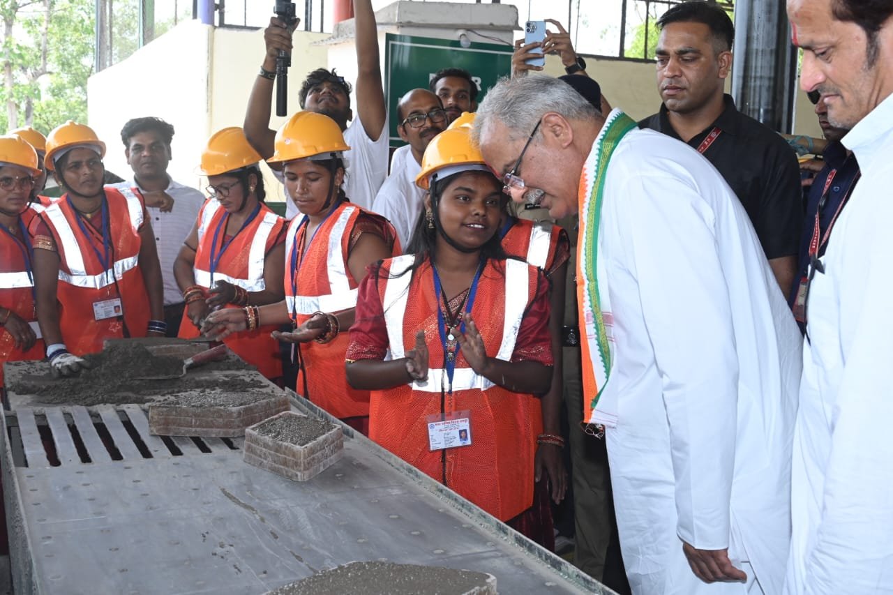 Paving blocks, chequered tiles, and more: Waste material turned into valuable products, CM Baghel praises the initiative 1 IMG 20230419 WA0049
