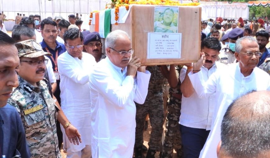 मुख्यमंत्री श्री भूपेश बघेल ने आज दंतेवाड़ा पहुंचकर अरनपुर क्षेत्र में आईईडी ब्लास्ट में शहीद जवानों को नमन करते हुए उनके पार्थिव शरीर पर पुष्पगुच्छ अर्पित कर श्रद्धाजंलि दी। 1 IMG 20230427 WA0002