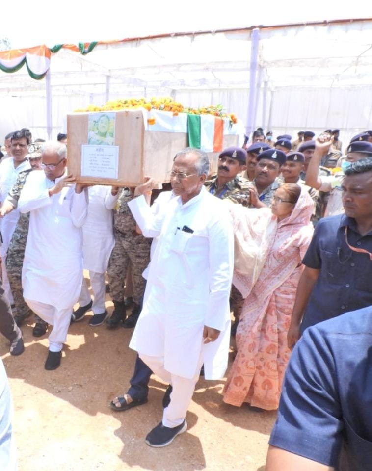 मुख्यमंत्री श्री भूपेश बघेल ने आज दंतेवाड़ा पहुंचकर अरनपुर क्षेत्र में आईईडी ब्लास्ट में शहीद जवानों को नमन करते हुए उनके पार्थिव शरीर पर पुष्पगुच्छ अर्पित कर श्रद्धाजंलि दी। 2 IMG 20230427 WA0003