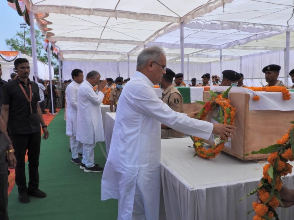 मुख्यमंत्री श्री भूपेश बघेल ने आज दंतेवाड़ा पहुंचकर अरनपुर क्षेत्र में आईईडी ब्लास्ट में शहीद जवानों को नमन करते हुए उनके पार्थिव शरीर पर पुष्पगुच्छ अर्पित कर श्रद्धाजंलि दी। 3 IMG 20230427 WA0004