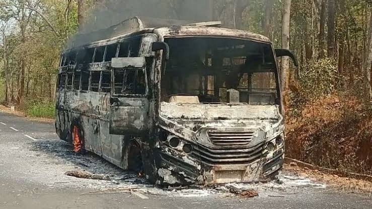 नक्सलियों ने सवारियों को उतारकर बस को लगा दी आग, फिर हुए फरार 1 SAVE 20230401 154159