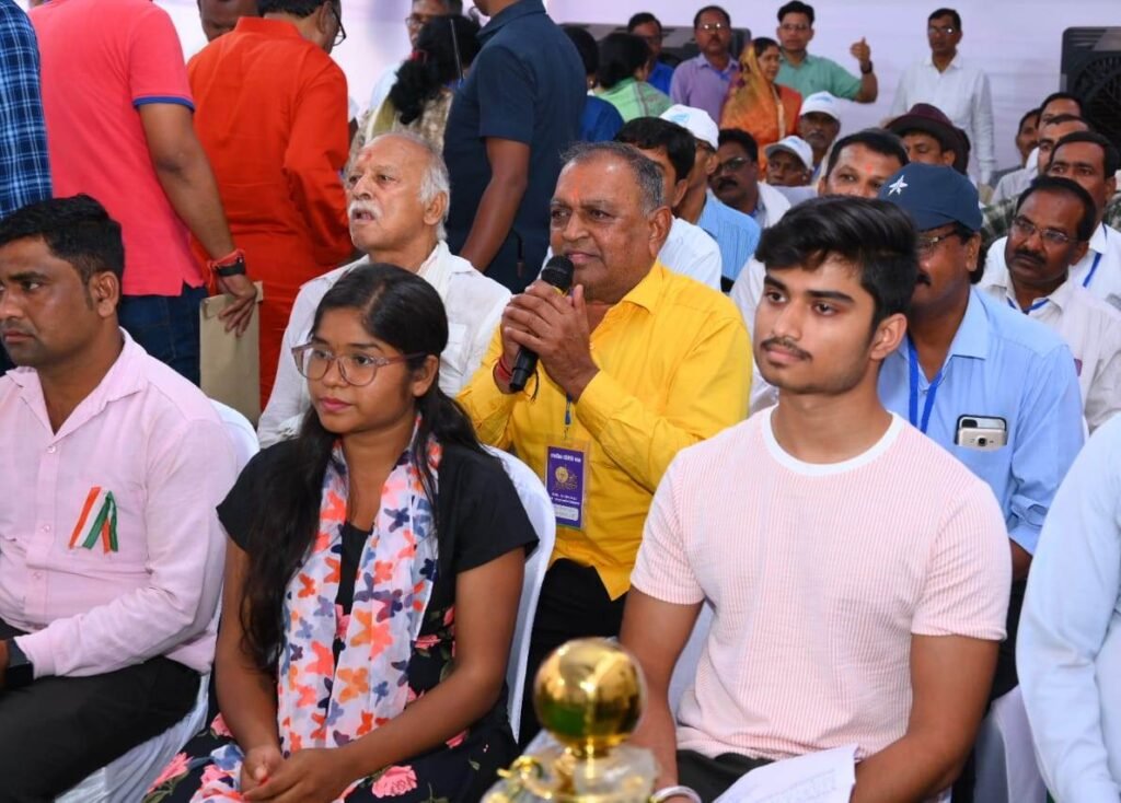 'Bhent-Mulaqat Abhiyan': CM Baghel met with representatives of various communities in Boriyakhurd to address their needs 3 WhatsApp Image 2023 04 26 at 13.10.28