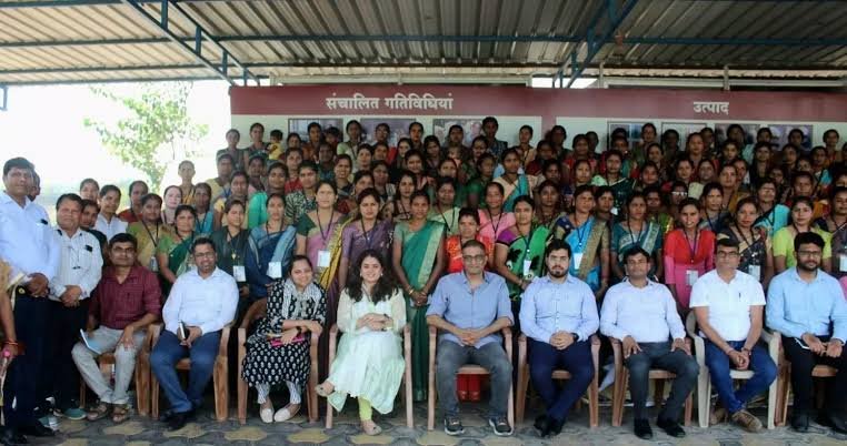 रायपुर : एनआरएलएम, बिल एंड मेलिंडा गेट्स फाउंडेशन और जीडीआई की टीम ने मल्टी यूटिलिटी सेंटर, बिहान कैफेटेरिया, मिलेट कैफे और रीपा का किया भ्रमण 1 images 14