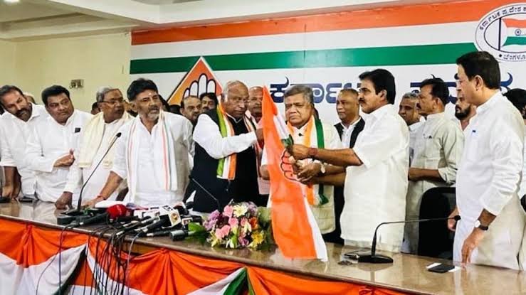 कर्नाटक में चुनाव से पहले BJP को बड़ा झटका, कांग्रेस में शामिल हुए पूर्व सीएम जगदीश शेट्टार 1 images 2023 04 17T172627.057