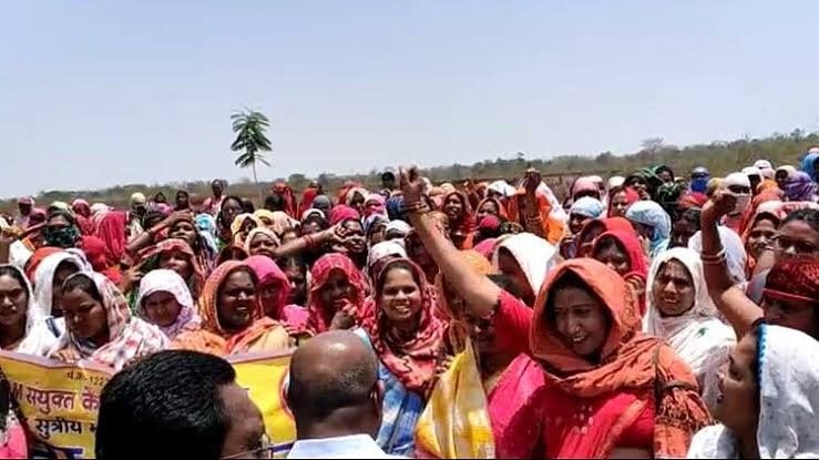 धूप में बिहान की महिलाओं का 3 किमी पैदल मार्च: बालोद कलेक्ट्रेट पहुंची पर बाहर रोका, कलेक्टर मिलने तक नहीं आए 1 images 2023 04 17T175241.293