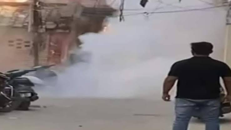 प्रयागराज में दहशत फैलाने की साजिश! अतीक के वकील की गली में फेंका गया बम 1 images 2023 04 18T195654.259