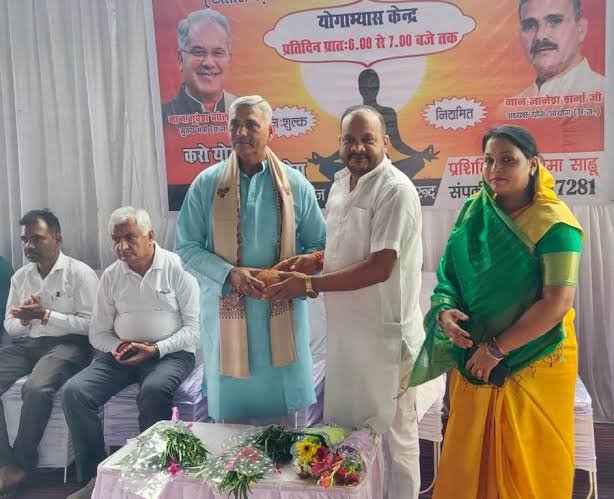 रायपुर : योग आयोग के अध्यक्ष श्री ज्ञानेश शर्मा ने 33 वें नियमित योगाभ्यास केन्द्र का किया शुभारंभ 1 images 2023 04 19T143144.921 1