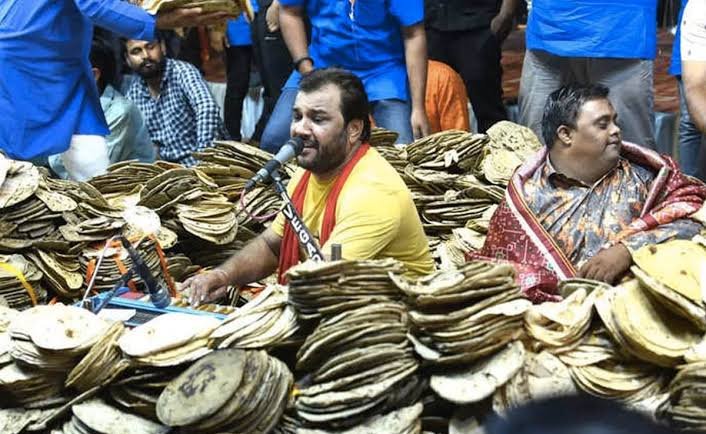 गुजरात:संगीत की मदद से पशुओं के लिए जुटाई गईं रोटियां, कार्यक्रम में एंट्री टिकट के बजाय रोटी लाने को कहा 1 images 2023 04 20T082457.574