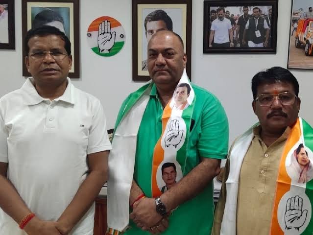 छत्तीसगढ़: आप आदमी पार्टी को लगा झटका, दो नेताओं ने थामा कांग्रेस का हाथ,मोहन मरकाम ने गमछा पहनाकर पार्टी में दिलाया प्रवेश 1 images 2023 04 21T173920.984