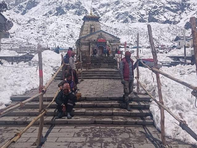केदारनाथ धाम में बारिश-बर्फबारी, 30 अप्रैल तक रजिस्ट्रेशन रुका:सरकार ने जारी की एडवाइजरी; हेलिकॉप्टर के ब्लेड से कटकर एक अधिकारी की मौत 1 images 2023 04 24T005957.611