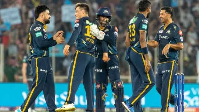 IPL 2023 GT vs MI Match: गेंदबाजों ने किया मुंबई इंडियंस का बेड़ा गर्क, इन 6 ओवर में गंवाया पूरा मैच 1 images 2023 04 26T075313.591