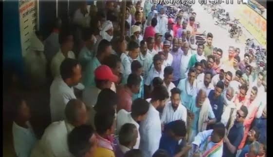 कांग्रेस विधायक बृहस्पत सिंह ने बैंक कर्मचारी का कॉलर पकड़कर पीटा, नाराज कर्मचारियों ने शुरू की हड़ताल 1 images 22