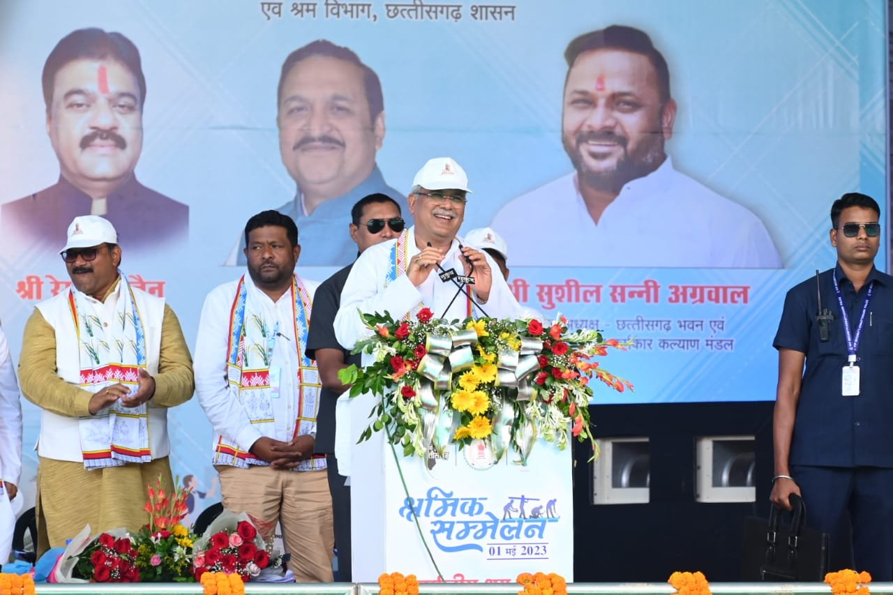 रायपुर : मुख्यमंत्री श्री भूपेश बघेल 'श्रमेव जयते' के नारे के साथ श्रम तिहार पर प्रदेश के किसानों और श्रमवीरों को संबोधित कर रहे हैं 1 1682932516 4f40d96287264c1d99cc