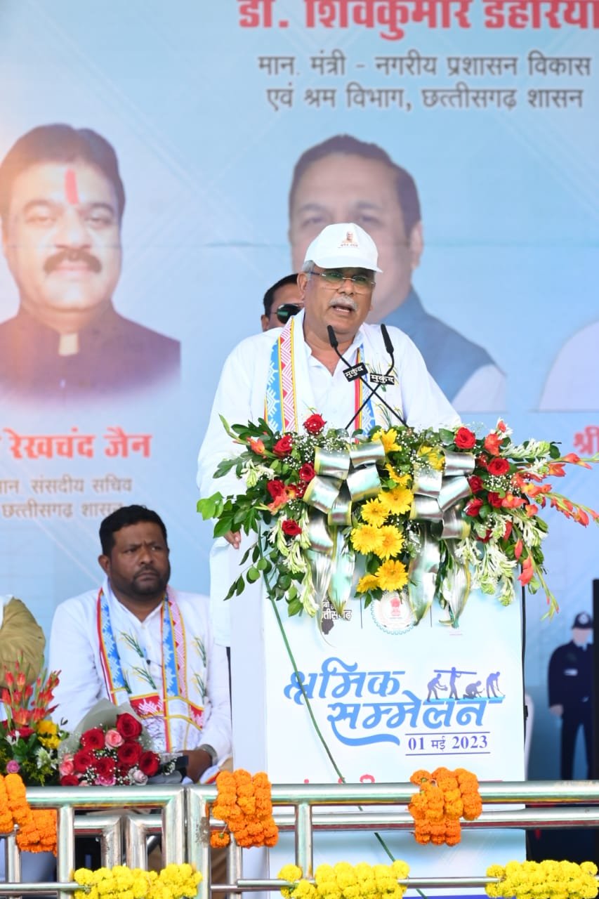 रायपुर : मुख्यमंत्री श्री भूपेश बघेल द्वारा आज साइंस कॉलेज मैदान में आयोजित प्रदेश स्तरीय श्रमिक सम्मेलन में की गई महत्वपूर्ण घोषणाएं 1 1682932641 ec9935a0ecbdaafb1e8c 2