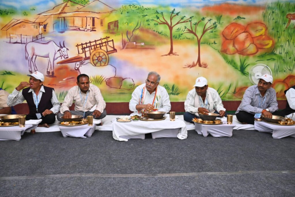 रायपुर : बोरे-बासी तिहार में मुख्यमंत्री श्री भूपेश बघेल ने श्रमिकों के साथ लिया बोरे-बासी का स्वाद 2 1682934947 79d2e8e1e755d946700e