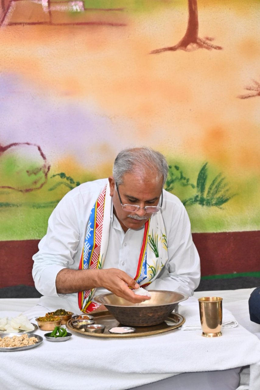 रायपुर : बोरे-बासी तिहार में मुख्यमंत्री श्री भूपेश बघेल ने श्रमिकों के साथ लिया बोरे-बासी का स्वाद 1 1682935018 20b34f6128c9e06a216d 1
