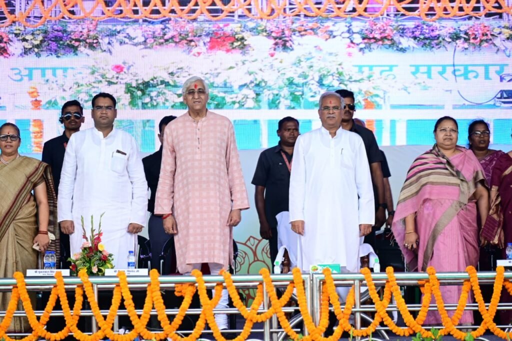 रायपुर : मुख्यमंत्री श्री भूपेश बघेल राजधानी रायपुर के साइंस कॉलेज मैदान में महिला एवँ बाल विकास विभाग द्वारा आयोजित आभार सम्मेलन कार्यक्रम में पहुंचे 2 1683014767 6bea634a63efda92958f