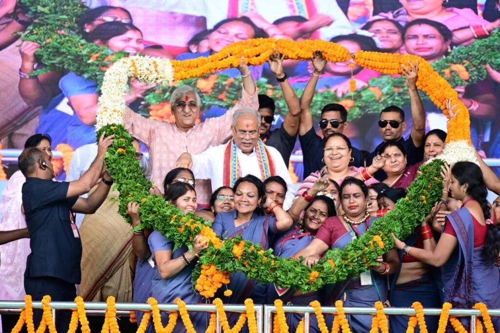रायपुर : मुख्यमंत्री श्री भूपेश बघेल राजधानी रायपुर के साइंस कॉलेज मैदान में महिला एवँ बाल विकास विभाग द्वारा आयोजित आभार सम्मेलन कार्यक्रम में पहुंचे 3 1683014888 7c9ae120f69763f6b5c2