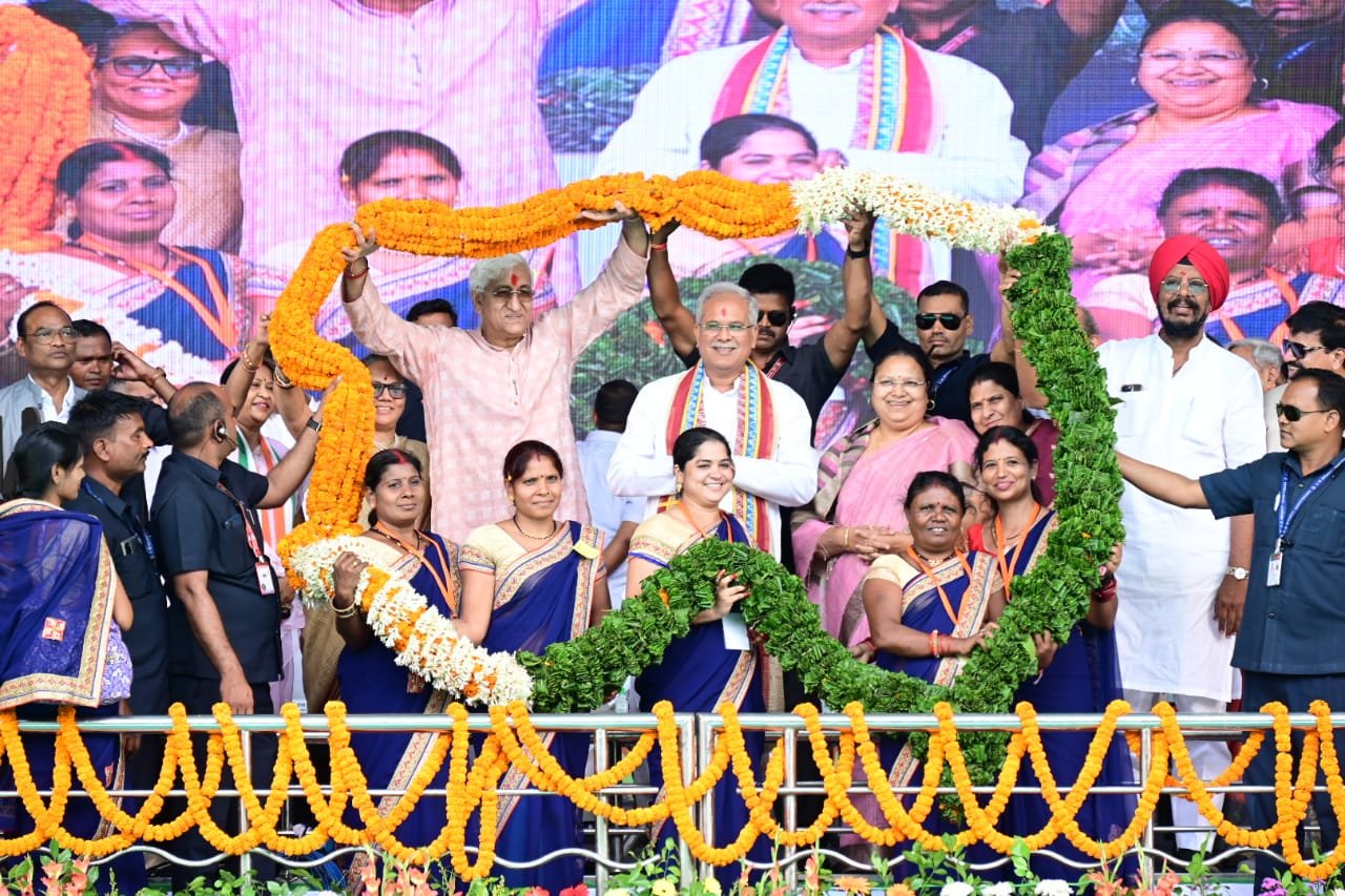 रायपुर : मुख्यमंत्री श्री भूपेश बघेल राजधानी रायपुर के साइंस कॉलेज मैदान में महिला एवँ बाल विकास विभाग द्वारा आयोजित आभार सम्मेलन कार्यक्रम में पहुंचे 1 1683014903 e9dea56765df5169ef71