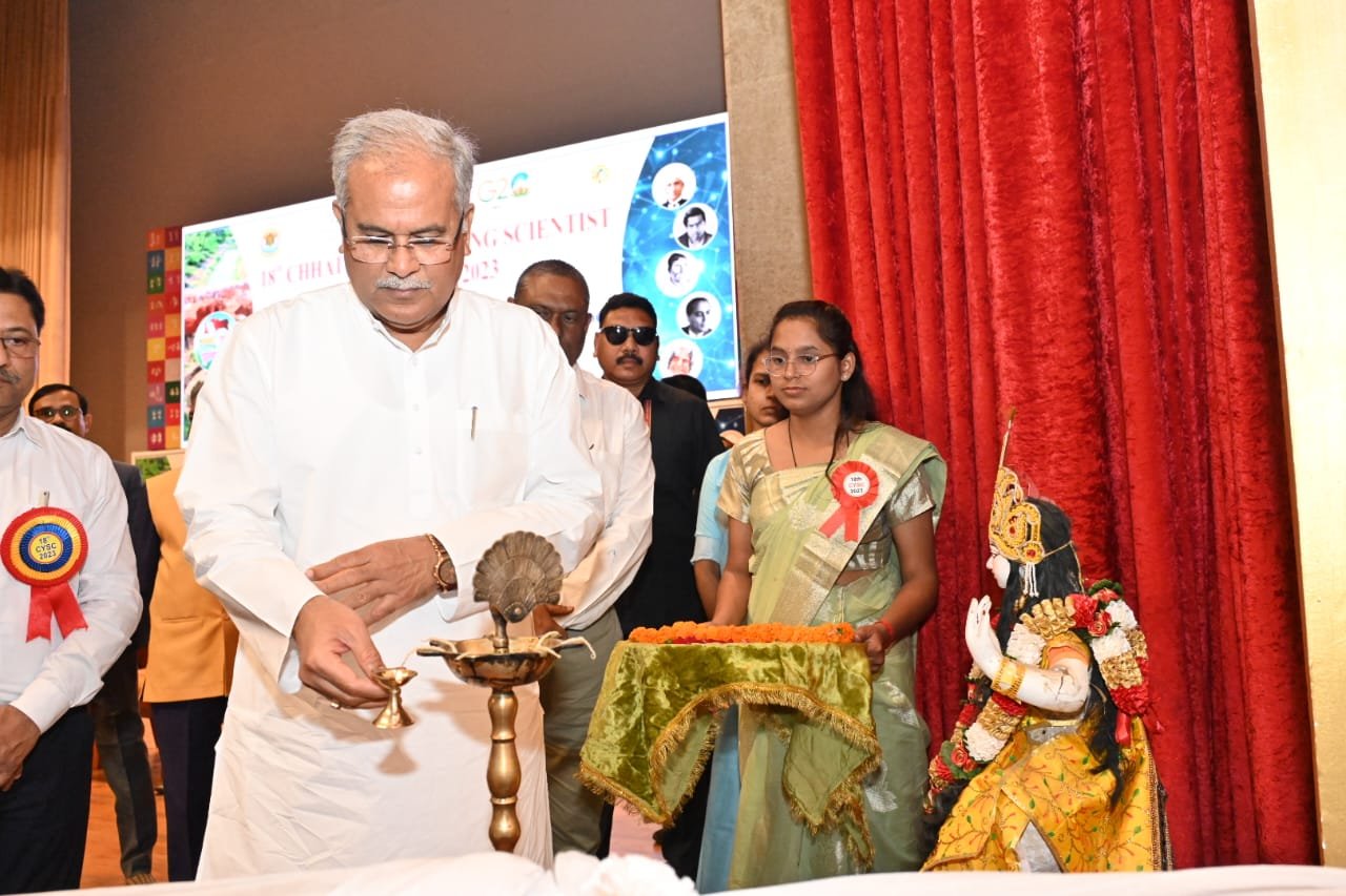 रायपुर : मुख्यमंत्री श्री भूपेश बघेल 18वें छत्तीसगढ़ यंग साइंटिस्ट कांग्रेस 2023 के शुभारंभ समारोह में हुए शामिल 1 1683096479 0a66f76635f2836b5549