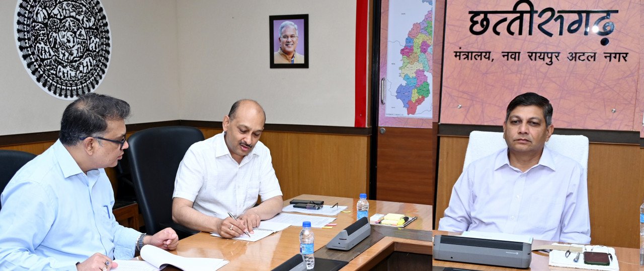 रायपुर : मुख्य सचिव ने की महिला एवं बाल विकास, वाणिज्य एवं उद्योग और उच्च शिक्षा विभाग की समीक्षा की 1 1683216700 58794d2ab5faacb1e8af