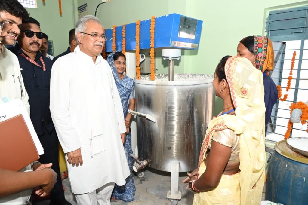 रायपुर : रीपा में चल रही गतिविधियों के बाद डिस्प्ले एवं प्रशिक्षण कक्ष में समूह की महिलाओं से मुख्यमंत्री ने की सामूहिक चर्चा 2 1683534446 7fe725869f9a4fc6eb1c
