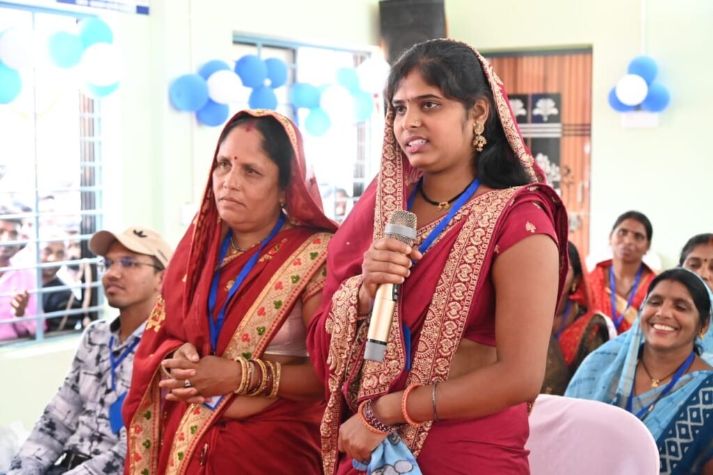 रायपुर : रीपा में चल रही गतिविधियों के बाद डिस्प्ले एवं प्रशिक्षण कक्ष में समूह की महिलाओं से मुख्यमंत्री ने की सामूहिक चर्चा 3 1683535236 55c2dbfa0b3c0f8b2fc0