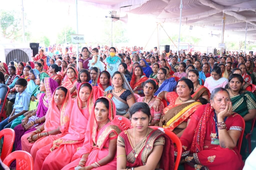 रायपुर : मुख्यमंत्री श्री भूपेश बघेल मस्तूरी विधानसभा के ग्राम सीपत स्थित शासकीय मदनलाल शुक्ल स्नातकोत्तर महाविद्यालय में भेंट-मुलाकात स्थल पहुंचे 2 1683798032 72666c346f94ffcb9f4f