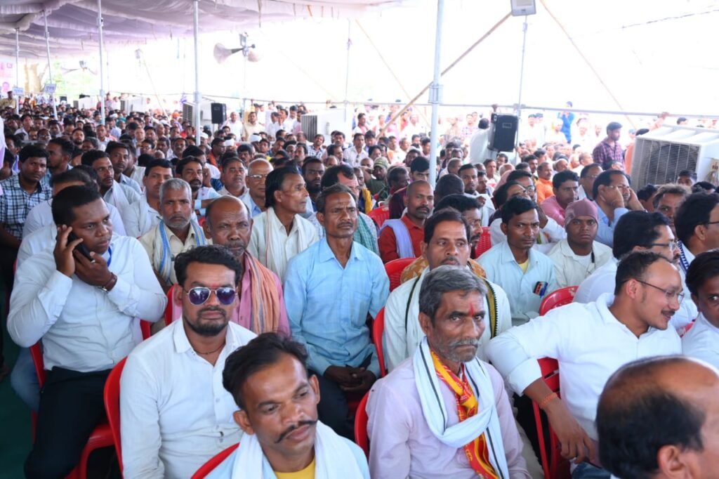 रायपुर : मुख्यमंत्री श्री भूपेश बघेल मस्तूरी विधानसभा के ग्राम सीपत स्थित शासकीय मदनलाल शुक्ल स्नातकोत्तर महाविद्यालय में भेंट-मुलाकात स्थल पहुंचे 3 1683798052 45542c1e02c4edde5779