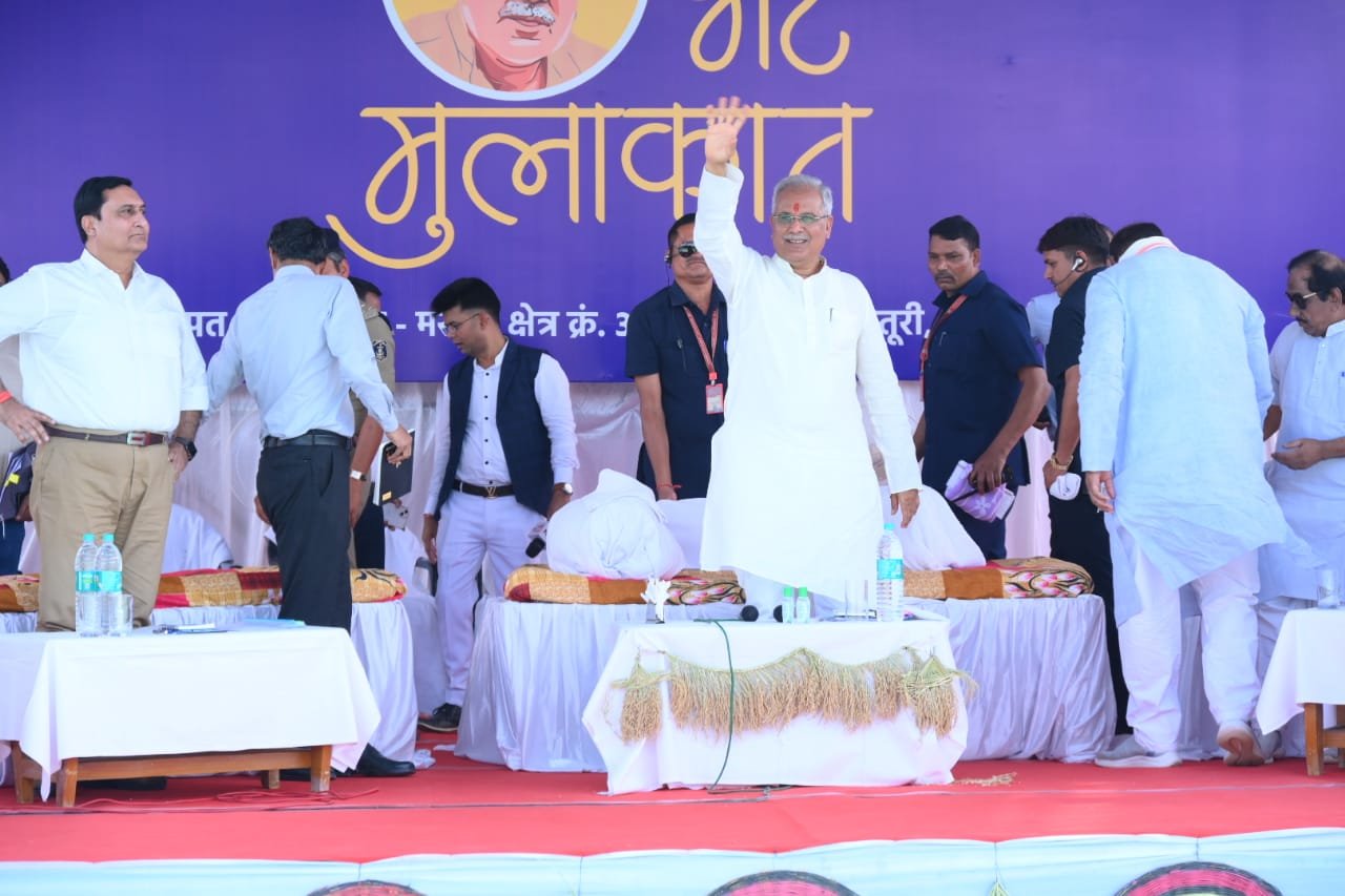 रायपुर : मुख्यमंत्री श्री भूपेश बघेल मस्तूरी विधानसभा के ग्राम सीपत स्थित शासकीय मदनलाल शुक्ल स्नातकोत्तर महाविद्यालय में भेंट-मुलाकात स्थल पहुंचे 1 1683798098 996d4bfb3aa76cbd1f4a
