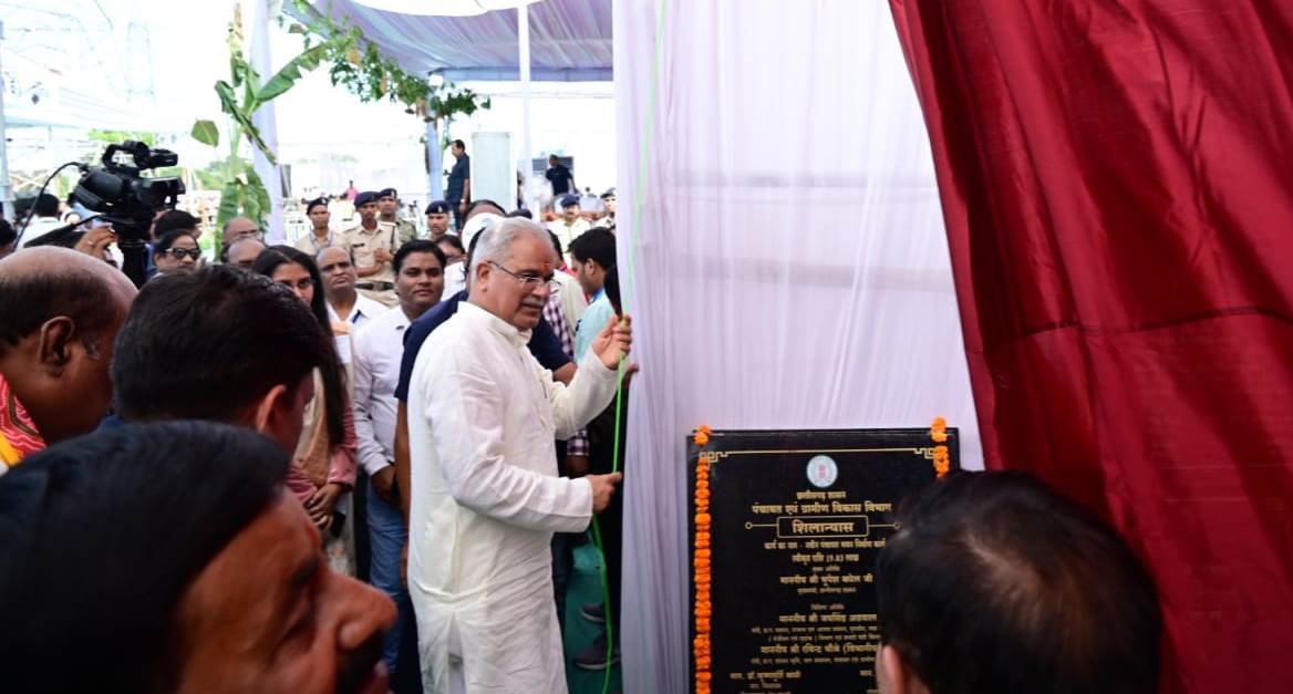 रायपुर : मुख्यमंत्री श्री बघेल ने मस्तूरी विधानसभा क्षेत्र में भेंट-मुलाकात के दौरान दी अनेक विकास कार्यों की सौगात 1 1683814893 96bdd505b14cf79eea14