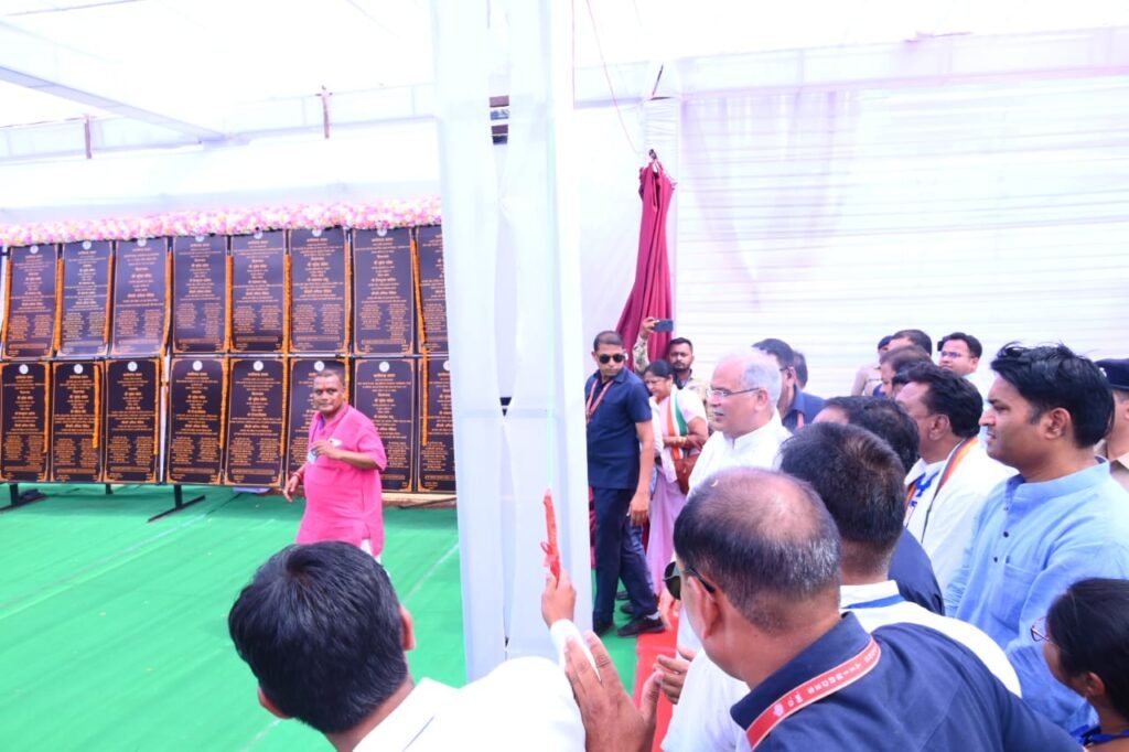 रायपुर : मुख्यमंत्री श्री भूपेश बघेल ने धमतरी जिले को दिए 137 करोड़ रूपए के विकास कार्यों की सौगात 2 1684314976 b36d409de273a6f3ba43