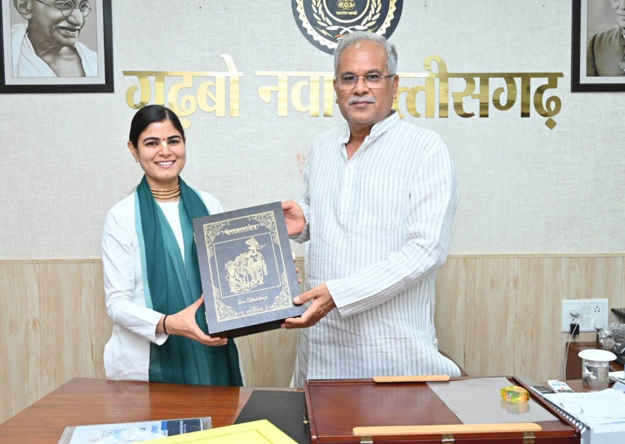 रायपुर : मुख्यमंत्री श्री बघेल से सुप्रसिद्ध कथावाचक देवी चित्रलेखा ने की सौजन्य मुलाकात 1 1684429992 67b14ca63b28cc20aa77