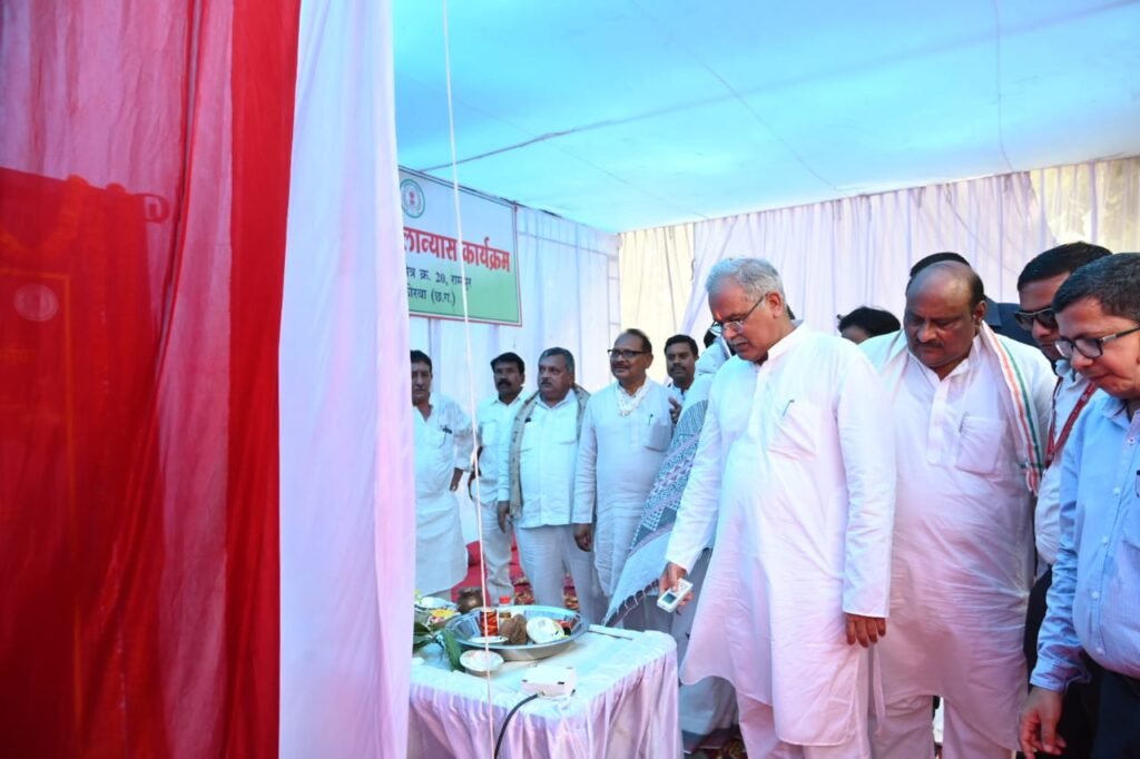 रायपुर : मुख्यमंत्री श्री भूपेश बघेल ने रामपुर विधानसभा क्षेत्र में भेंट-मुलाकात के दौरान दी अनेक विकास कार्यों की सौगात 2 1684754438 791fc79658f38ef0b85b
