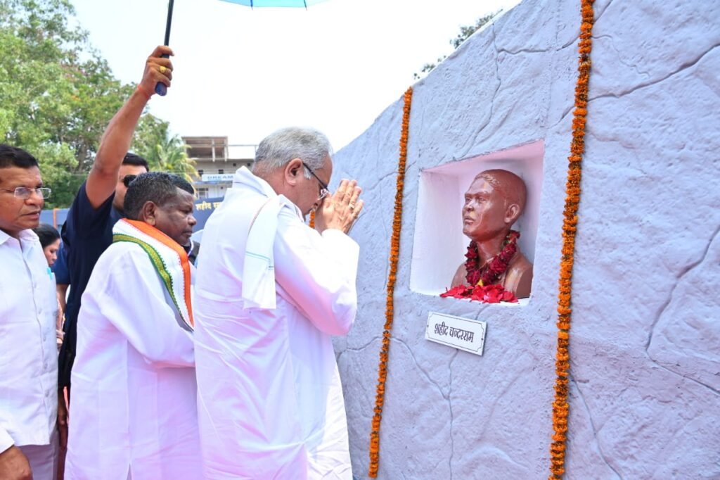 रायपुर : मुख्यमंत्री श्री भूपेश बघेल झीरम घाटी के शहीदों को श्रद्धांजलि देने झीरम मेमोरियल पहुंचे 2 1685003421 310c6805f8923f4cbf66