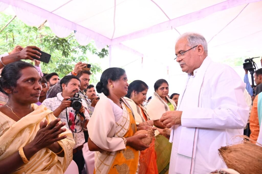 रायपुर : मुख्यमंत्री श्री भूपेश बघेल झीरम घाटी के शहीदों को श्रद्धांजलि देने झीरम मेमोरियल पहुंचे 3 1685003470 3834d566a6b606799965