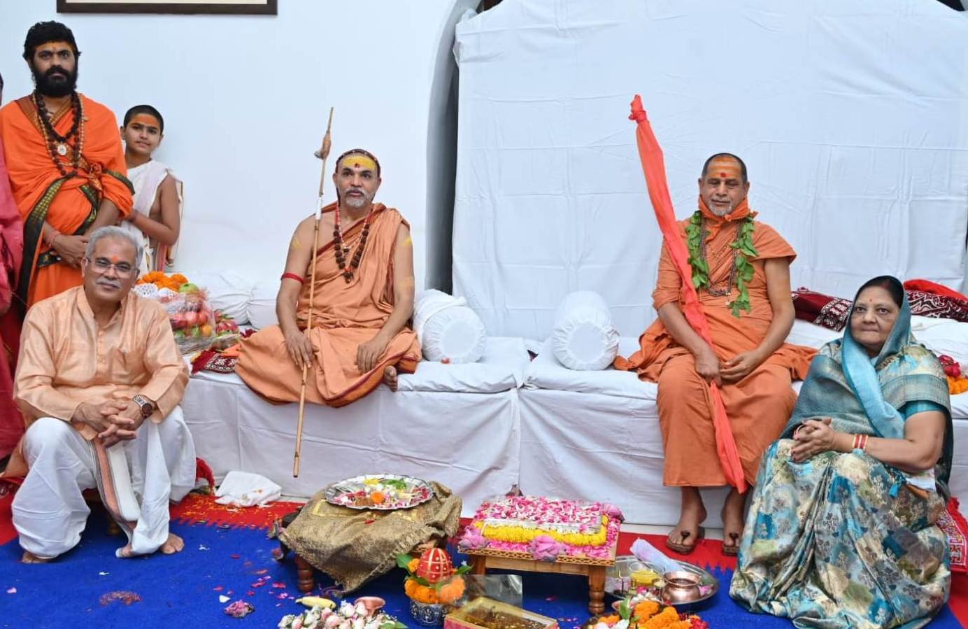 CM Baghel welcomes Jagadguru Shankaracharyas of Shardapeeth and Jyotishpeeth at his residence 1 IMG 20230529 WA0026