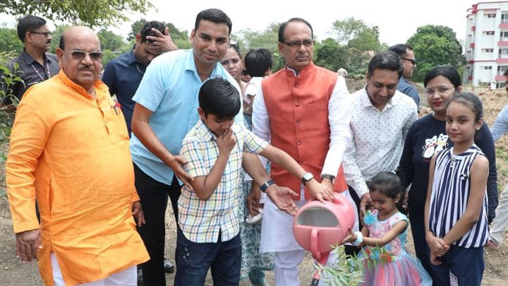 मुख्यमंत्री श्री चौहान ने नीम, अमरूद और मौलश्री के पौधे लगाए 1 L Bhopal300523013621