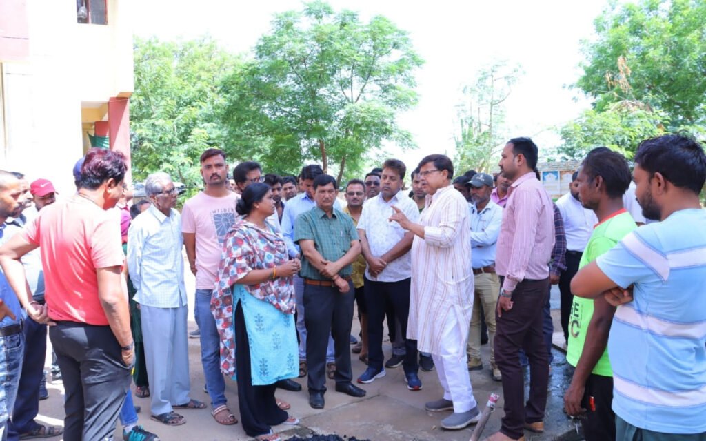 ऊर्जा मंत्री श्री तोमर ने ग्वालियर के वार्ड 8 और 1 में निरीक्षण कर दिए निर्देश 1 L Bhopal310523085217