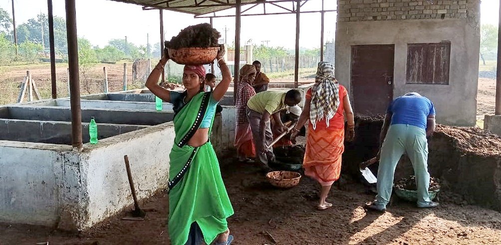 Women SHGs associated with Sawantpur village Gauthan earn Rs 4.22 lakh selling vermicompost and supercompost 1 WhatsApp Image 2023 05 30 at 15.54.59 1