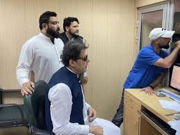 Imran Khan Arrested: पाकिस्तान के पूर्व PM इमरान खान इस्लामाबाद हाई कोर्ट के बाहर से गिरफ्तार, रेंजर्स पर मारपीट का आरोप 1 download 27
